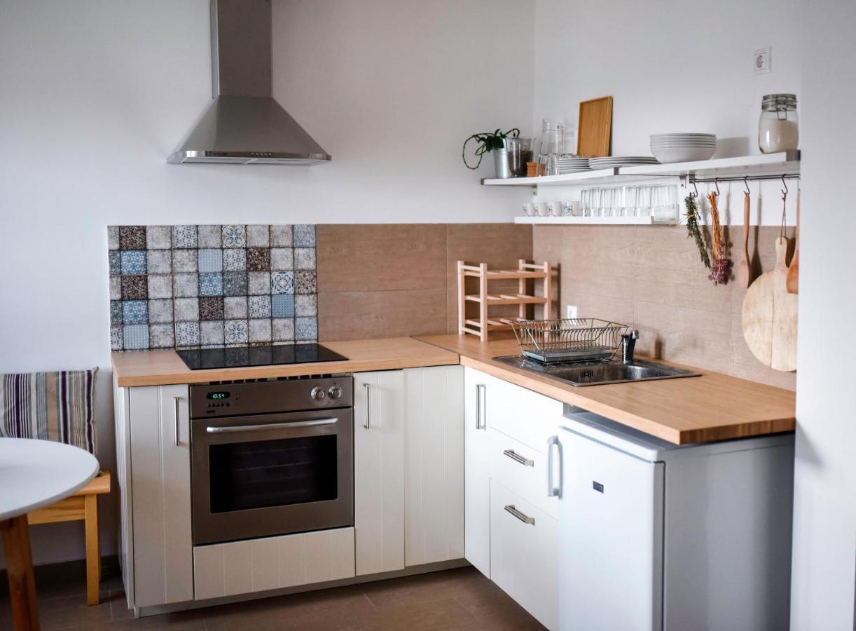 House Of The Golden Horse In Hosszureti Lovas Major Apartment Torokbalint Bagian luar foto
