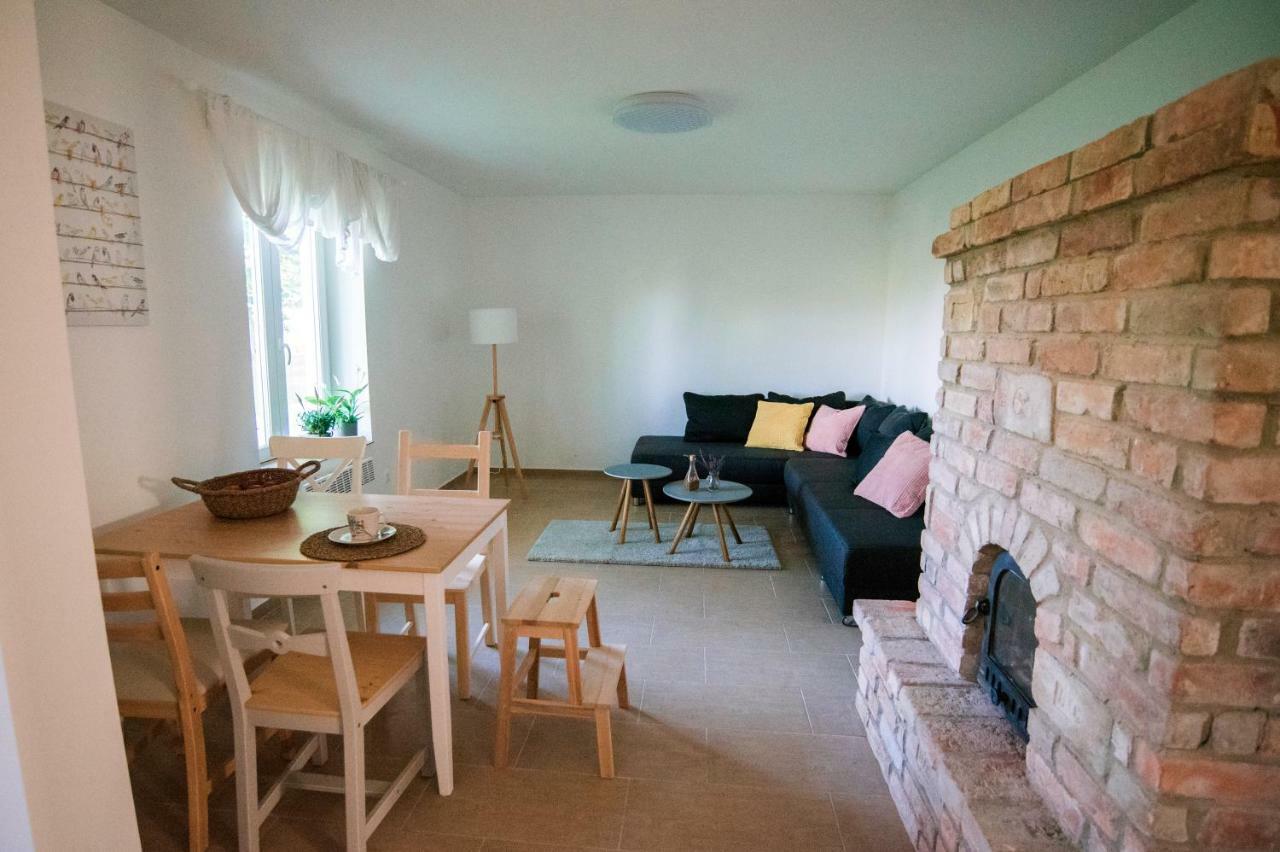 House Of The Golden Horse In Hosszureti Lovas Major Apartment Torokbalint Bagian luar foto
