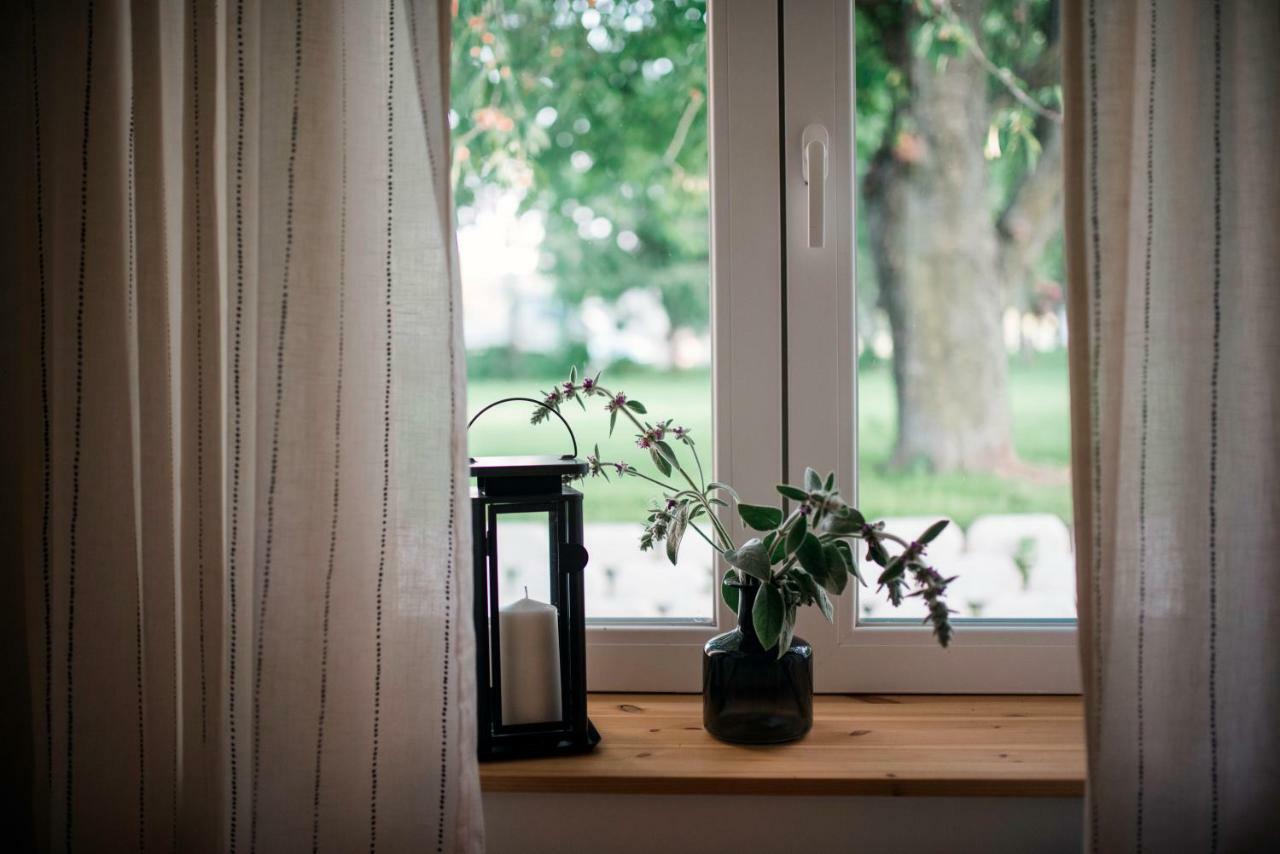 House Of The Golden Horse In Hosszureti Lovas Major Apartment Torokbalint Bagian luar foto