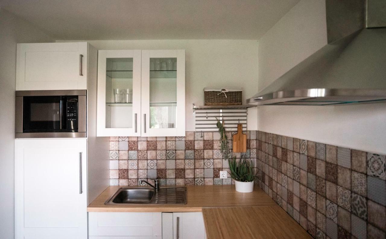 House Of The Golden Horse In Hosszureti Lovas Major Apartment Torokbalint Bagian luar foto